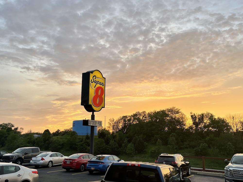 Super 8 By Wyndham Hotel