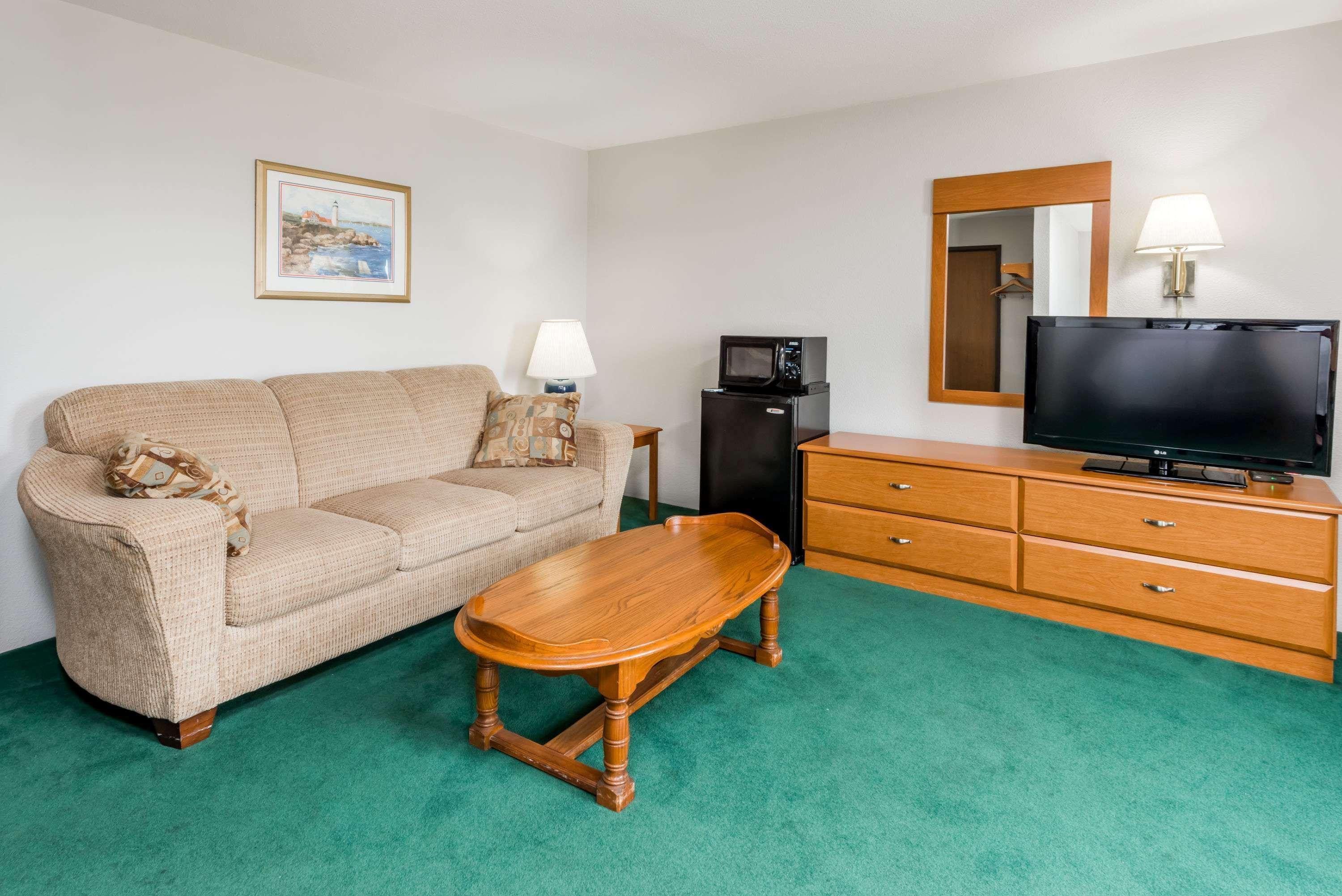 Super 8 By Wyndham Hotel 2*