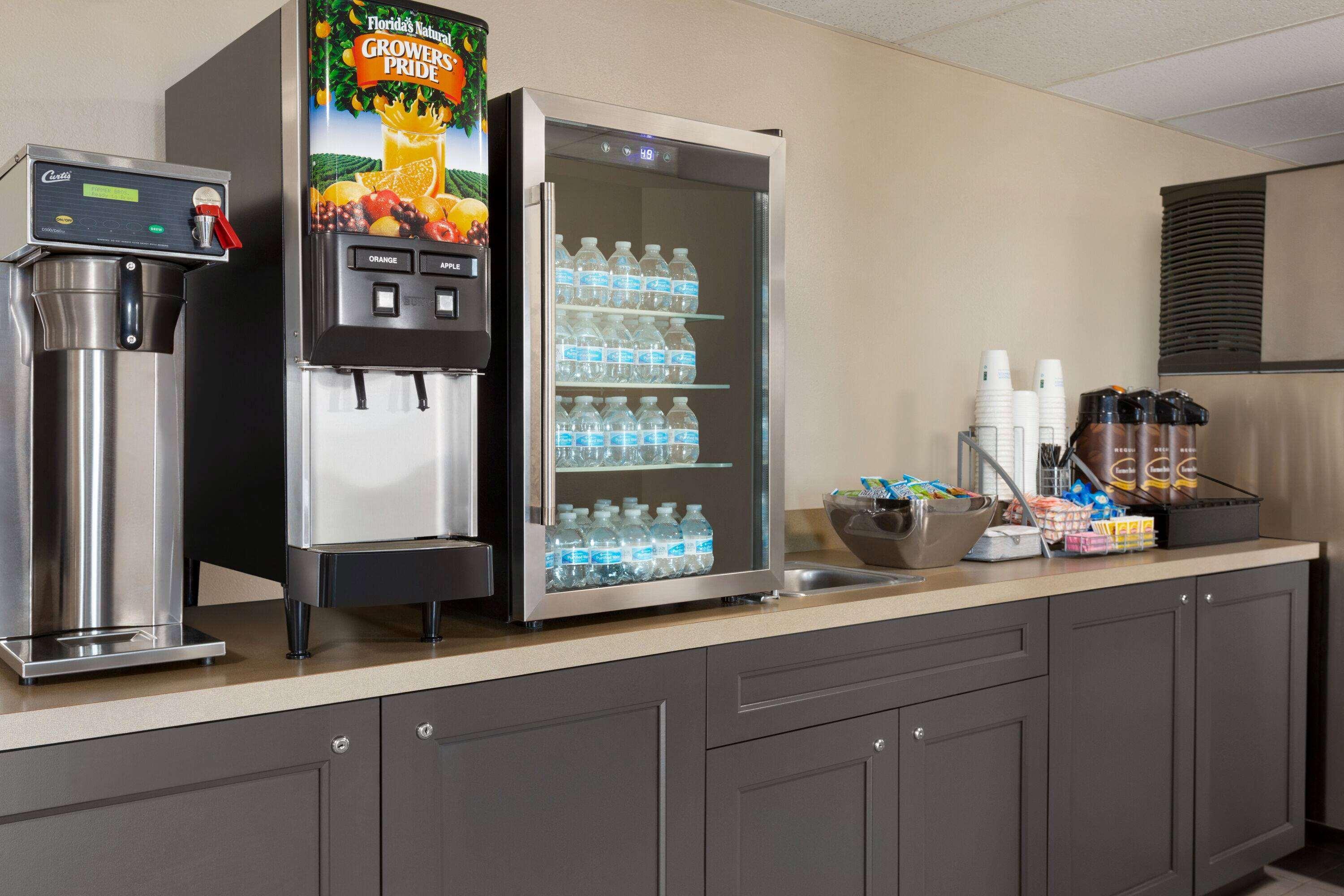 Super 8 By Wyndham Hotel