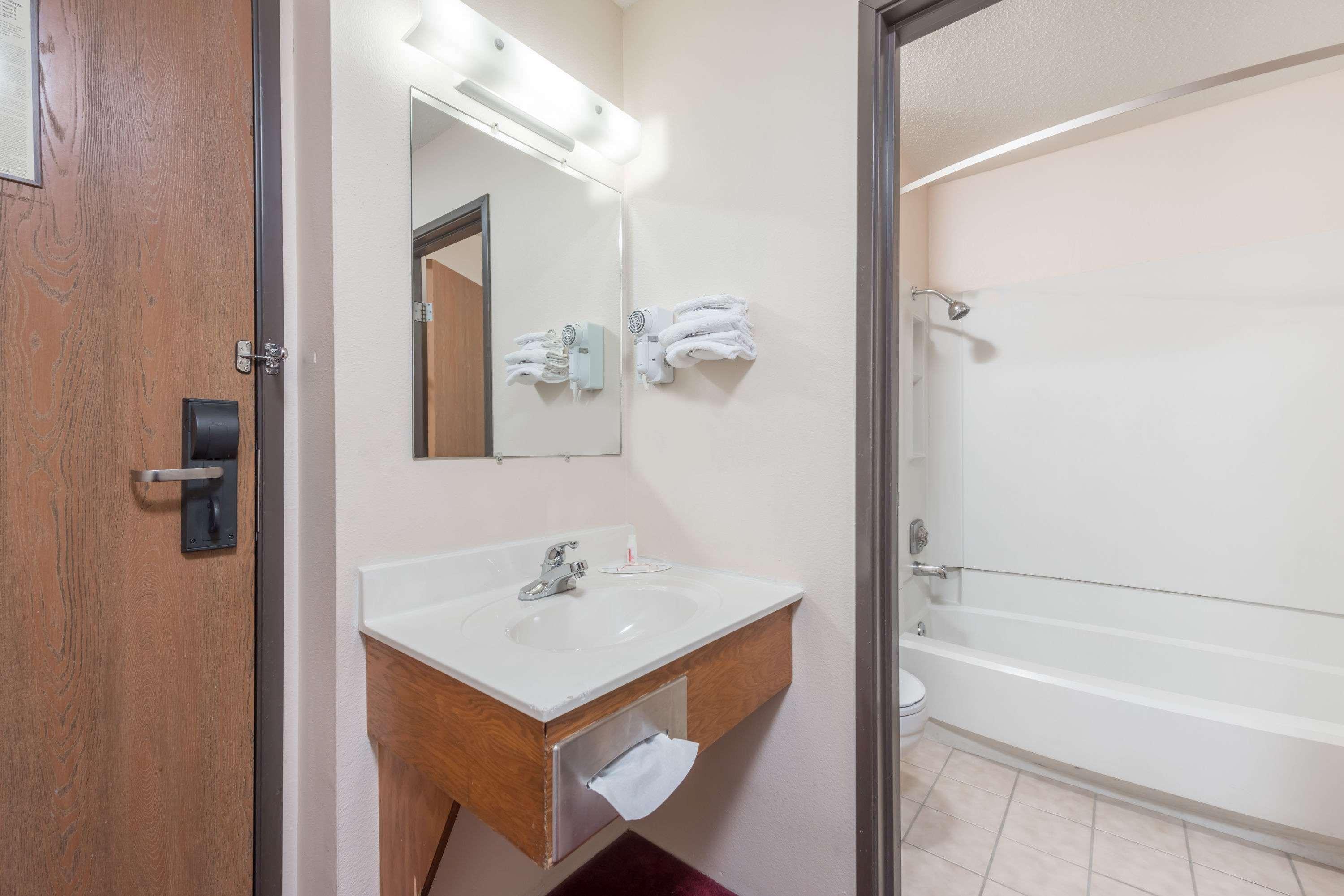 Super 8 By Wyndham Hotel